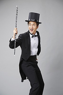 포토 JPG 스튜디오촬영 직업 모자 남자 포즈 모션 회색배경 지팡이 나비넥타이 실내 한명 서기 미소 웃음 들기 사람 정장 턱시도 20대 성인 옆모습 한국인 마술 마술사 막대기 유머 괴짜 즐거움 코믹 성인남자한명만 국내포토 1 잡화 옷 감정 뷰포인트 백그라운드 컨셉 넥타이 표정 동양인 청년 내부 회색 남자한명만 성인남자만 파일형식