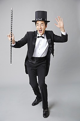 포토 JPG 스튜디오촬영 전신 직업 모자 남자 포즈 모션 회색배경 지팡이 나비넥타이 실내 한명 서기 미소 웃음 들기 사람 정장 턱시도 20대 성인 앞모습 한국인 마술 마술사 막대기 유머 괴짜 즐거움 코믹 성인남자한명만 국내포토 1 잡화 옷 감정 뷰포인트 백그라운드 컨셉 넥타이 표정 동양인 청년 내부 회색 남자한명만 성인남자만 파일형식