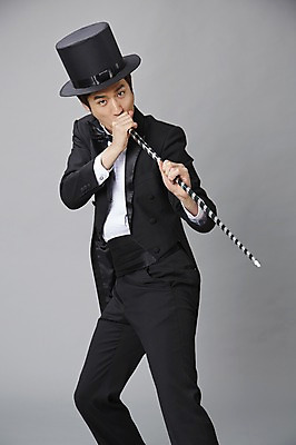 포토 JPG 스튜디오촬영 직업 모자 남자 포즈 모션 회색배경 지팡이 나비넥타이 실내 한명 서기 들기 사람 정장 턱시도 20대 성인 앞모습 한국인 마술 마술사 막대기 유머 괴짜 불기 즐거움 코믹 성인남자한명만 국내포토 1 잡화 옷 감정 뷰포인트 백그라운드 컨셉 넥타이 동양인 청년 내부 회색 남자한명만 성인남자만 파일형식