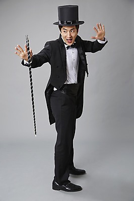 포토 JPG 스튜디오촬영 전신 직업 모자 남자 포즈 모션 회색배경 지팡이 나비넥타이 실내 한명 서기 미소 웃음 들기 사람 정장 턱시도 20대 성인 옆모습 한국인 마술 마술사 막대기 유머 괴짜 즐거움 코믹 성인남자한명만 국내포토 1 잡화 옷 감정 뷰포인트 백그라운드 컨셉 넥타이 표정 동양인 청년 내부 회색 남자한명만 성인남자만 파일형식