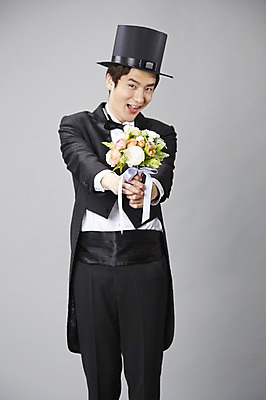 포토 JPG 스튜디오촬영 식물 직업 모자 남자 꽃 프로포즈 회색배경 나비넥타이 실내 한명 서기 미소 웃음 들기 사람 정장 턱시도 20대 성인 앞모습 한국인 마술 마술사 유머 괴짜 즐거움 코믹 성인남자한명만 국내포토 1 잡화 옷 감정 뷰포인트 백그라운드 컨셉 모션 넥타이 표정 동양인 청년 내부 회색 남자한명만 성인남자만 파일형식