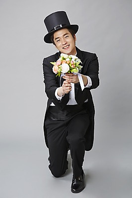 포토 JPG 스튜디오촬영 전신 식물 직업 모자 남자 꽃 프로포즈 회색배경 실내 한명 미소 웃음 들기 사람 앉기 정장 턱시도 20대 성인 앞모습 한국인 마술 마술사 유머 괴짜 무릎꿇기 즐거움 코믹 성인남자한명만 국내포토 1 잡화 옷 감정 뷰포인트 백그라운드 컨셉 모션 표정 동양인 청년 내부 회색 남자한명만 성인남자만 파일형식