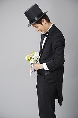 포토 JPG 스튜디오촬영 식물 직업 모자 응시 남자 꽃 프로포즈 회색배경 나비넥타이 실내 한명 서기 미소 웃음 들기 사람 정장 턱시도 20대 성인 옆모습 한국인 마술 마술사 유머 괴짜 즐거움 코믹 성인남자한명만 내려보기 국내포토 1 시선 잡화 옷 감정 뷰포인트 백그라운드 컨셉 모션 넥타이 표정 동양인 청년 내부 회색 남자한명만 성인남자만 파일형식