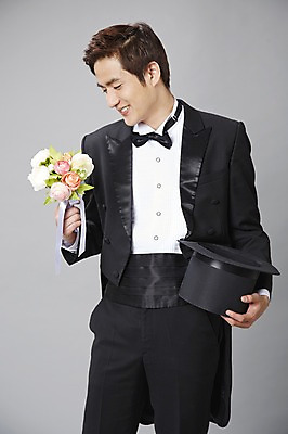 포토 JPG 스튜디오촬영 식물 직업 모자 응시 남자 꽃 프로포즈 회색배경 나비넥타이 실내 한명 서기 미소 웃음 들기 사람 정장 턱시도 20대 성인 옆모습 한국인 마술 마술사 유머 괴짜 즐거움 코믹 성인남자한명만 국내포토 1 시선 잡화 옷 감정 뷰포인트 백그라운드 컨셉 모션 넥타이 표정 동양인 청년 내부 회색 남자한명만 성인남자만 파일형식