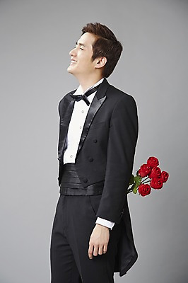 포토 JPG 스튜디오촬영 식물 직업 남자 꽃 프로포즈 회색배경 나비넥타이 실내 한명 서기 미소 웃음 들기 사람 정장 턱시도 20대 성인 옆모습 빨간색 장미 눈감음 한국인 마술 마술사 유머 괴짜 즐거움 코믹 성인남자한명만 국내포토 1 옷 감정 뷰포인트 컬러 백그라운드 컨셉 모션 넥타이 표정 동양인 청년 내부 회색 남자한명만 성인남자만 파일형식
