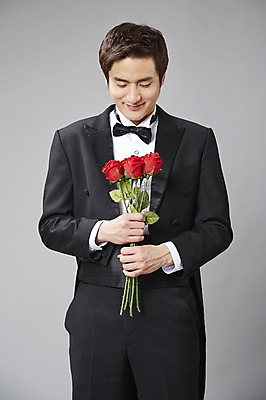 포토 JPG 스튜디오촬영 식물 직업 응시 남자 꽃 프로포즈 회색배경 나비넥타이 실내 한명 서기 미소 웃음 들기 사람 정장 턱시도 20대 성인 앞모습 빨간색 장미 한국인 마술 마술사 유머 괴짜 즐거움 코믹 성인남자한명만 내려보기 국내포토 1 시선 옷 감정 뷰포인트 컬러 백그라운드 컨셉 모션 넥타이 표정 동양인 청년 내부 회색 남자한명만 성인남자만 파일형식