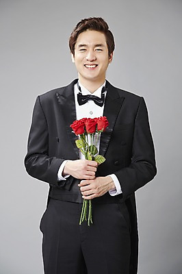 포토 JPG 스튜디오촬영 식물 직업 남자 꽃 프로포즈 회색배경 나비넥타이 실내 한명 서기 미소 웃음 들기 사람 정장 턱시도 20대 성인 앞모습 빨간색 장미 한국인 마술 마술사 유머 괴짜 즐거움 코믹 성인남자한명만 국내포토 1 옷 감정 뷰포인트 컬러 백그라운드 컨셉 모션 넥타이 표정 동양인 청년 내부 회색 남자한명만 성인남자만 파일형식