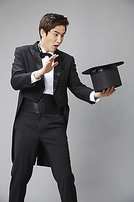 포토 JPG 스튜디오촬영 직업 모자 남자 모션 회색배경 나비넥타이 실내 한명 서기 들기 사람 정장 턱시도 손짓 20대 성인 앞모습 놀람 한국인 마술 마술사 유머 괴짜 즐거움 코믹 성인남자한명만 국내포토 1 잡화 옷 감정 뷰포인트 백그라운드 컨셉 넥타이 표정 동양인 청년 내부 회색 남자한명만 성인남자만 파일형식