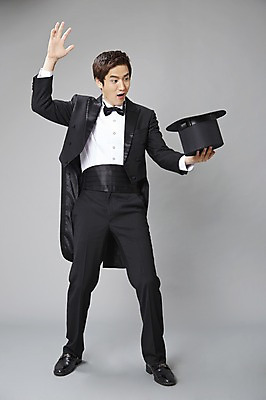 포토 JPG 스튜디오촬영 전신 직업 모자 남자 모션 회색배경 나비넥타이 실내 한명 서기 들기 사람 정장 턱시도 손짓 20대 성인 앞모습 놀람 한국인 마술 마술사 유머 괴짜 즐거움 코믹 성인남자한명만 국내포토 1 잡화 옷 감정 뷰포인트 백그라운드 컨셉 넥타이 표정 동양인 청년 내부 회색 남자한명만 성인남자만 파일형식