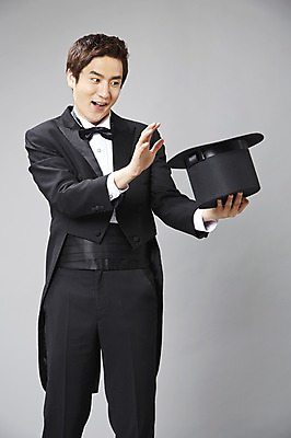 포토 JPG 스튜디오촬영 직업 모자 남자 모션 회색배경 나비넥타이 실내 한명 서기 미소 웃음 들기 사람 정장 턱시도 손짓 20대 성인 앞모습 한국인 마술 마술사 유머 괴짜 즐거움 코믹 성인남자한명만 국내포토 1 잡화 옷 감정 뷰포인트 백그라운드 컨셉 넥타이 표정 동양인 청년 내부 회색 남자한명만 성인남자만 파일형식