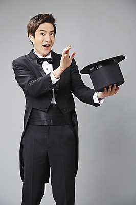 포토 JPG 스튜디오촬영 직업 모자 남자 모션 회색배경 나비넥타이 실내 한명 서기 미소 웃음 들기 사람 정장 턱시도 손짓 20대 성인 앞모습 한국인 마술 마술사 유머 괴짜 즐거움 코믹 성인남자한명만 국내포토 1 잡화 옷 감정 뷰포인트 백그라운드 컨셉 넥타이 표정 동양인 청년 내부 회색 남자한명만 성인남자만 파일형식