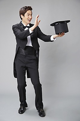 포토 JPG 스튜디오촬영 전신 직업 모자 남자 모션 회색배경 나비넥타이 실내 한명 서기 미소 웃음 들기 사람 정장 턱시도 손짓 20대 성인 앞모습 한국인 마술 마술사 유머 괴짜 즐거움 코믹 성인남자한명만 국내포토 1 잡화 옷 감정 뷰포인트 백그라운드 컨셉 넥타이 표정 동양인 청년 내부 회색 남자한명만 성인남자만 파일형식