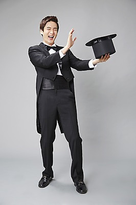 포토 JPG 스튜디오촬영 전신 직업 모자 남자 모션 회색배경 나비넥타이 실내 한명 서기 미소 웃음 들기 사람 정장 턱시도 손짓 20대 성인 앞모습 한국인 마술 마술사 유머 괴짜 즐거움 코믹 성인남자한명만 국내포토 1 잡화 옷 감정 뷰포인트 백그라운드 컨셉 넥타이 표정 동양인 청년 내부 회색 남자한명만 성인남자만 파일형식