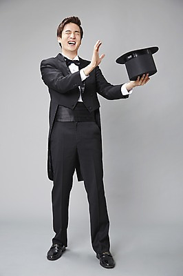 포토 JPG 스튜디오촬영 전신 직업 모자 남자 모션 회색배경 나비넥타이 실내 한명 서기 미소 웃음 들기 사람 정장 턱시도 손짓 20대 성인 앞모습 눈감음 한국인 마술 마술사 유머 괴짜 즐거움 코믹 성인남자한명만 국내포토 1 잡화 옷 감정 뷰포인트 백그라운드 컨셉 넥타이 표정 동양인 청년 내부 회색 남자한명만 성인남자만 파일형식