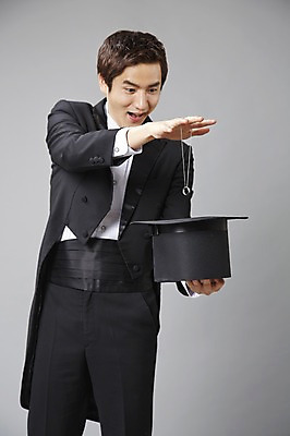 포토 JPG 스튜디오촬영 직업 모자 남자 목걸이 모션 회색배경 나비넥타이 실내 한명 서기 미소 웃음 들기 사람 정장 턱시도 20대 성인 앞모습 한국인 마술 마술사 반지 유머 괴짜 즐거움 코믹 성인남자한명만 국내포토 1 잡화 옷 감정 뷰포인트 백그라운드 컨셉 장신구 넥타이 표정 동양인 청년 내부 회색 남자한명만 성인남자만 파일형식