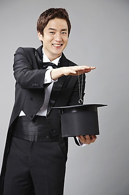 포토 JPG 스튜디오촬영 직업 모자 남자 목걸이 모션 회색배경 나비넥타이 실내 한명 서기 미소 웃음 들기 사람 정장 턱시도 20대 성인 앞모습 한국인 마술 마술사 반지 유머 괴짜 즐거움 코믹 성인남자한명만 국내포토 1 잡화 옷 감정 뷰포인트 백그라운드 컨셉 장신구 넥타이 표정 동양인 청년 내부 회색 남자한명만 성인남자만 파일형식