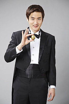 포토 JPG 스튜디오촬영 직업 남자 모션 회색배경 나비넥타이 실내 한명 서기 미소 웃음 들기 사람 정장 턱시도 20대 성인 앞모습 계란 한국인 마술 마술사 유머 괴짜 즐거움 코믹 황금알 성인남자한명만 국내포토 1 옷 감정 뷰포인트 백그라운드 컨셉 넥타이 표정 동양인 청년 내부 알 회색 남자한명만 성인남자만 파일형식