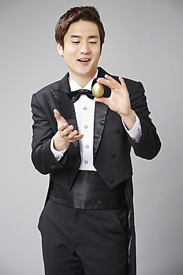 포토 JPG 스튜디오촬영 직업 남자 모션 회색배경 나비넥타이 실내 한명 서기 미소 웃음 들기 사람 정장 턱시도 20대 성인 앞모습 계란 한국인 마술 마술사 유머 괴짜 즐거움 코믹 황금알 성인남자한명만 국내포토 1 옷 감정 뷰포인트 백그라운드 컨셉 넥타이 표정 동양인 청년 내부 알 회색 남자한명만 성인남자만 파일형식