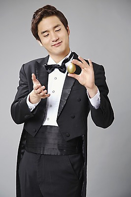 포토 JPG 스튜디오촬영 직업 남자 모션 회색배경 나비넥타이 실내 한명 서기 미소 웃음 들기 사람 정장 턱시도 20대 성인 앞모습 계란 한국인 마술 마술사 유머 괴짜 즐거움 코믹 황금알 성인남자한명만 국내포토 1 옷 감정 뷰포인트 백그라운드 컨셉 넥타이 표정 동양인 청년 내부 알 회색 남자한명만 성인남자만 파일형식
