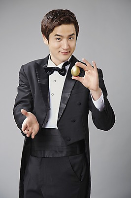 포토 JPG 스튜디오촬영 직업 남자 모션 회색배경 나비넥타이 실내 한명 서기 미소 웃음 들기 사람 정장 턱시도 20대 성인 앞모습 계란 한국인 마술 마술사 유머 괴짜 즐거움 코믹 황금알 성인남자한명만 국내포토 1 옷 감정 뷰포인트 백그라운드 컨셉 넥타이 표정 동양인 청년 내부 알 회색 남자한명만 성인남자만 파일형식