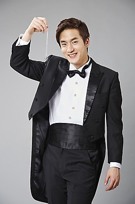포토 JPG 스튜디오촬영 직업 남자 목걸이 모션 회색배경 나비넥타이 실내 한명 서기 미소 웃음 들기 사람 정장 턱시도 20대 성인 앞모습 한국인 마술 마술사 반지 유머 괴짜 즐거움 코믹 성인남자한명만 국내포토 1 옷 감정 뷰포인트 백그라운드 컨셉 장신구 넥타이 표정 동양인 청년 내부 회색 남자한명만 성인남자만 파일형식