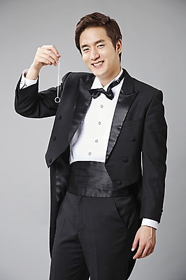 포토 JPG 스튜디오촬영 직업 남자 목걸이 모션 회색배경 나비넥타이 실내 한명 서기 미소 웃음 들기 사람 정장 턱시도 20대 성인 앞모습 한국인 마술 마술사 반지 유머 괴짜 즐거움 코믹 성인남자한명만 국내포토 1 옷 감정 뷰포인트 백그라운드 컨셉 장신구 넥타이 표정 동양인 청년 내부 회색 남자한명만 성인남자만 파일형식