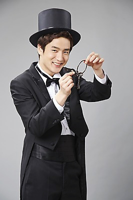 포토 JPG 스튜디오촬영 직업 모자 남자 모션 회색배경 나비넥타이 열쇠 실내 한명 미소 웃음 들기 사람 정장 턱시도 상반신 20대 성인 앞모습 한국인 마술 마술사 유머 괴짜 즐거움 코믹 성인남자한명만 국내포토 1 잡화 옷 감정 뷰포인트 백그라운드 컨셉 넥타이 표정 동양인 청년 내부 회색 남자한명만 성인남자만 파일형식