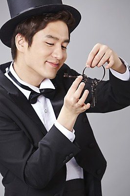 포토 JPG 스튜디오촬영 직업 모자 남자 모션 회색배경 나비넥타이 열쇠 실내 한명 미소 웃음 들기 사람 정장 턱시도 상반신 20대 성인 옆모습 한국인 마술 마술사 유머 괴짜 즐거움 코믹 성인남자한명만 국내포토 1 잡화 옷 감정 뷰포인트 백그라운드 컨셉 넥타이 표정 동양인 청년 내부 회색 남자한명만 성인남자만 파일형식