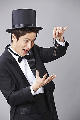 포토 JPG 스튜디오촬영 직업 모자 남자 모션 회색배경 나비넥타이 열쇠 실내 한명 미소 웃음 들기 사람 정장 턱시도 손짓 상반신 20대 성인 옆모습 한국인 마술 마술사 유머 괴짜 즐거움 코믹 성인남자한명만 국내포토 1 잡화 옷 감정 뷰포인트 백그라운드 컨셉 넥타이 표정 동양인 청년 내부 회색 남자한명만 성인남자만 파일형식