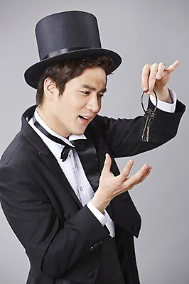 포토 JPG 스튜디오촬영 직업 모자 남자 모션 회색배경 나비넥타이 열쇠 실내 한명 미소 웃음 들기 사람 정장 턱시도 손짓 상반신 20대 성인 옆모습 한국인 마술 마술사 유머 괴짜 즐거움 코믹 성인남자한명만 국내포토 1 잡화 옷 감정 뷰포인트 백그라운드 컨셉 넥타이 표정 동양인 청년 내부 회색 남자한명만 성인남자만 파일형식