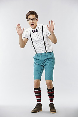 포토 JPG 스튜디오촬영 전신 직업 남자 안경 포즈 반바지 모션 나비넥타이 실내 한명 서기 미소 웃음 사람 이벤트 20대 성인 앞모습 캐주얼 귀여움 한국인 게임 유머 괴짜 니삭스 멜빵 즐거움 코믹 레크레이션강사 성인남자한명만 국내포토 1 잡화 옷 감정 뷰포인트 컨셉 바지 놀이 넥타이 양말 표정 동양인 청년 내부 남자한명만 성인남자만 파일형식