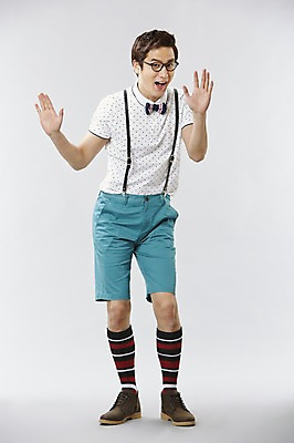 포토 JPG 스튜디오촬영 전신 직업 남자 안경 포즈 반바지 모션 나비넥타이 실내 한명 서기 미소 웃음 사람 이벤트 20대 성인 앞모습 캐주얼 귀여움 한국인 게임 유머 괴짜 니삭스 멜빵 즐거움 코믹 레크레이션강사 성인남자한명만 국내포토 1 잡화 옷 감정 뷰포인트 컨셉 바지 놀이 넥타이 양말 표정 동양인 청년 내부 남자한명만 성인남자만 파일형식