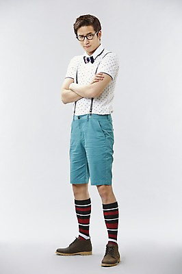 포토 JPG 스튜디오촬영 전신 직업 남자 안경 포즈 반바지 모션 나비넥타이 실내 한명 서기 사람 이벤트 20대 성인 캐주얼 팔짱 한국인 게임 유머 괴짜 니삭스 멜빵 즐거움 코믹 레크레이션강사 성인남자한명만 국내포토 1 잡화 옷 감정 컨셉 바지 놀이 넥타이 양말 동양인 청년 내부 남자한명만 성인남자만 파일형식