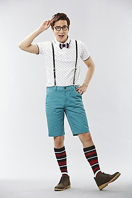 포토 JPG 스튜디오촬영 전신 직업 남자 안경 허리손 포즈 반바지 모션 나비넥타이 실내 한명 서기 미소 웃음 사람 손짓 이벤트 20대 성인 앞모습 캐주얼 귀여움 한국인 게임 유머 괴짜 니삭스 멜빵 즐거움 코믹 레크레이션강사 성인남자한명만 국내포토 1 잡화 옷 감정 뷰포인트 컨셉 바지 놀이 넥타이 양말 표정 동양인 청년 내부 남자한명만 성인남자만 파일형식