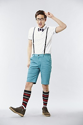 포토 JPG 스튜디오촬영 전신 직업 남자 안경 포즈 반바지 모션 나비넥타이 실내 한명 서기 미소 웃음 사람 손짓 이벤트 20대 성인 앞모습 캐주얼 귀여움 한국인 게임 유머 괴짜 니삭스 멜빵 즐거움 코믹 레크레이션강사 성인남자한명만 국내포토 1 잡화 옷 감정 뷰포인트 컨셉 바지 놀이 넥타이 양말 표정 동양인 청년 내부 남자한명만 성인남자만 파일형식