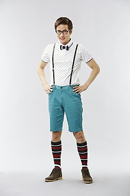 포토 JPG 스튜디오촬영 전신 직업 남자 안경 허리손 포즈 반바지 모션 나비넥타이 실내 한명 서기 미소 웃음 사람 이벤트 20대 성인 앞모습 캐주얼 한국인 게임 유머 괴짜 니삭스 멜빵 즐거움 코믹 레크레이션강사 성인남자한명만 국내포토 1 잡화 옷 감정 뷰포인트 컨셉 바지 놀이 넥타이 양말 표정 동양인 청년 내부 남자한명만 성인남자만 파일형식