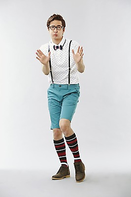 포토 JPG 스튜디오촬영 전신 직업 남자 안경 포즈 반바지 모션 나비넥타이 실내 표정 한명 서기 미소 웃음 사람 이벤트 20대 성인 앞모습 캐주얼 한국인 게임 유머 괴짜 찡그림 니삭스 멜빵 즐거움 코믹 레크레이션강사 성인남자한명만 국내포토 1 잡화 옷 감정 뷰포인트 컨셉 바지 놀이 넥타이 양말 동양인 청년 내부 남자한명만 성인남자만 파일형식