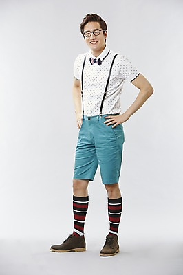 포토 JPG 스튜디오촬영 전신 직업 남자 안경 허리손 포즈 반바지 모션 나비넥타이 실내 한명 서기 미소 웃음 사람 이벤트 20대 성인 캐주얼 한국인 게임 유머 괴짜 니삭스 멜빵 즐거움 코믹 레크레이션강사 성인남자한명만 국내포토 1 잡화 옷 감정 컨셉 바지 놀이 넥타이 양말 표정 동양인 청년 내부 남자한명만 성인남자만 파일형식