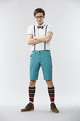 포토 JPG 스튜디오촬영 전신 직업 남자 안경 포즈 반바지 모션 나비넥타이 실내 한명 서기 미소 웃음 사람 이벤트 20대 성인 앞모습 캐주얼 팔짱 한국인 게임 유머 괴짜 니삭스 멜빵 즐거움 코믹 레크레이션강사 성인남자한명만 국내포토 1 잡화 옷 감정 뷰포인트 컨셉 바지 놀이 넥타이 양말 표정 동양인 청년 내부 남자한명만 성인남자만 파일형식