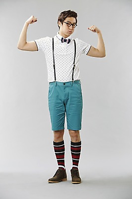 포토 JPG 스튜디오촬영 전신 직업 남자 안경 포즈 반바지 모션 나비넥타이 실내 한명 서기 사람 이벤트 20대 성인 앞모습 캐주얼 주먹 한국인 게임 유머 괴짜 니삭스 멜빵 즐거움 코믹 알통 레크레이션강사 성인남자한명만 국내포토 1 잡화 옷 감정 뷰포인트 컨셉 바지 놀이 넥타이 근육 양말 동양인 청년 내부 남자한명만 성인남자만 파일형식