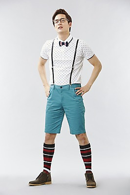 포토 JPG 스튜디오촬영 전신 직업 남자 안경 허리손 포즈 반바지 모션 나비넥타이 실내 한명 서기 사람 이벤트 20대 성인 앞모습 캐주얼 한국인 게임 유머 괴짜 니삭스 멜빵 즐거움 코믹 레크레이션강사 성인남자한명만 국내포토 1 잡화 옷 감정 뷰포인트 컨셉 바지 놀이 넥타이 양말 동양인 청년 내부 남자한명만 성인남자만 파일형식