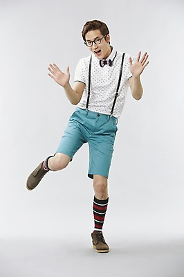 포토 JPG 스튜디오촬영 전신 직업 남자 안경 포즈 반바지 모션 나비넥타이 실내 한명 서기 미소 웃음 사람 이벤트 20대 성인 앞모습 캐주얼 귀여움 한국인 게임 유머 괴짜 니삭스 멜빵 즐거움 코믹 레크레이션강사 성인남자한명만 국내포토 1 잡화 옷 감정 뷰포인트 컨셉 바지 놀이 넥타이 양말 표정 동양인 청년 내부 남자한명만 성인남자만 파일형식