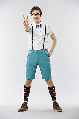 포토 JPG 스튜디오촬영 전신 직업 남자 안경 허리손 포즈 반바지 모션 나비넥타이 실내 한명 서기 미소 웃음 사람 손짓 이벤트 20대 성인 앞모습 캐주얼 귀여움 한국인 게임 유머 괴짜 니삭스 멜빵 즐거움 브이 코믹 레크레이션강사 성인남자한명만 국내포토 1 잡화 옷 감정 뷰포인트 컨셉 바지 놀이 넥타이 양말 표정 동양인 청년 내부 남자한명만 성인남자만 파일형식