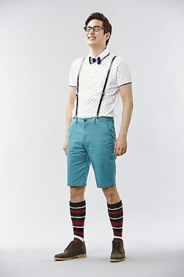 포토 JPG 스튜디오촬영 전신 직업 남자 안경 반바지 나비넥타이 실내 한명 서기 미소 웃음 사람 이벤트 20대 성인 앞모습 캐주얼 눈감음 한국인 게임 유머 괴짜 니삭스 멜빵 즐거움 코믹 레크레이션강사 성인남자한명만 국내포토 1 잡화 옷 감정 뷰포인트 컨셉 바지 모션 놀이 넥타이 양말 표정 동양인 청년 내부 남자한명만 성인남자만 파일형식