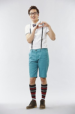포토 JPG 스튜디오촬영 전신 직업 남자 안경 포즈 반바지 모션 나비넥타이 실내 한명 서기 미소 웃음 사람 손짓 이벤트 20대 성인 앞모습 캐주얼 귀여움 한국인 게임 하트 유머 괴짜 니삭스 멜빵 즐거움 코믹 레크레이션강사 성인남자한명만 국내포토 모양 1 잡화 옷 감정 뷰포인트 컨셉 바지 놀이 넥타이 양말 표정 동양인 청년 내부 남자한명만 성인남자만 파일형식