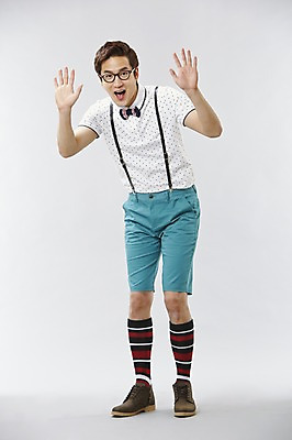 포토 JPG 스튜디오촬영 전신 직업 남자 안경 포즈 반바지 모션 나비넥타이 실내 한명 서기 미소 웃음 사람 손짓 이벤트 20대 성인 앞모습 캐주얼 귀여움 한국인 게임 인사 유머 괴짜 니삭스 멜빵 즐거움 코믹 손인사 레크레이션강사 성인남자한명만 국내포토 1 잡화 옷 감정 뷰포인트 컨셉 바지 놀이 넥타이 양말 표정 동양인 청년 내부 예절 남자한명만 성인남자만 파일형식