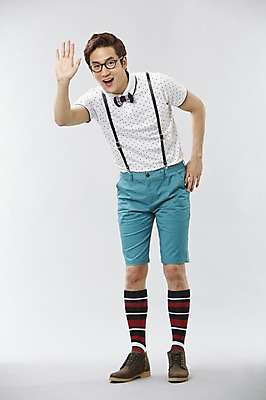 포토 JPG 스튜디오촬영 전신 직업 남자 안경 허리손 포즈 반바지 모션 나비넥타이 실내 한명 서기 미소 웃음 사람 손짓 이벤트 20대 성인 앞모습 캐주얼 귀여움 한국인 게임 인사 유머 괴짜 니삭스 멜빵 즐거움 코믹 손인사 레크레이션강사 성인남자한명만 국내포토 1 잡화 옷 감정 뷰포인트 컨셉 바지 놀이 넥타이 양말 표정 동양인 청년 내부 예절 남자한명만 성인남자만 파일형식