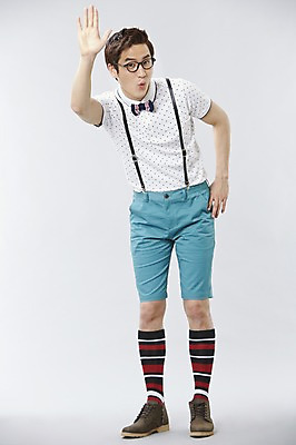 포토 JPG 스튜디오촬영 전신 직업 남자 안경 허리손 포즈 반바지 모션 나비넥타이 실내 한명 서기 사람 손짓 이벤트 20대 성인 앞모습 캐주얼 귀여움 한국인 게임 인사 유머 괴짜 니삭스 멜빵 즐거움 코믹 손인사 레크레이션강사 성인남자한명만 국내포토 1 잡화 옷 감정 뷰포인트 컨셉 바지 놀이 넥타이 양말 동양인 청년 내부 예절 남자한명만 성인남자만 파일형식