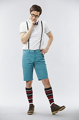 포토 JPG 스튜디오촬영 전신 직업 남자 안경 허리손 포즈 반바지 모션 나비넥타이 실내 한명 서기 사람 이벤트 20대 성인 앞모습 캐주얼 귀여움 턱괴기 한국인 게임 유머 괴짜 니삭스 멜빵 즐거움 코믹 레크레이션강사 성인남자한명만 내려보기 국내포토 1 잡화 옷 감정 뷰포인트 컨셉 바지 놀이 넥타이 양말 동양인 청년 내부 남자한명만 성인남자만 파일형식