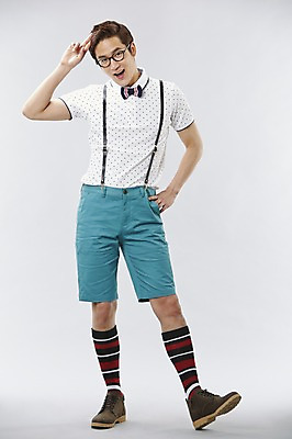 포토 JPG 스튜디오촬영 전신 직업 남자 안경 허리손 포즈 반바지 모션 나비넥타이 실내 한명 서기 미소 웃음 사람 손짓 이벤트 20대 성인 앞모습 캐주얼 귀여움 한국인 게임 유머 괴짜 니삭스 멜빵 즐거움 코믹 레크레이션강사 성인남자한명만 국내포토 1 잡화 옷 감정 뷰포인트 컨셉 바지 놀이 넥타이 양말 표정 동양인 청년 내부 남자한명만 성인남자만 파일형식